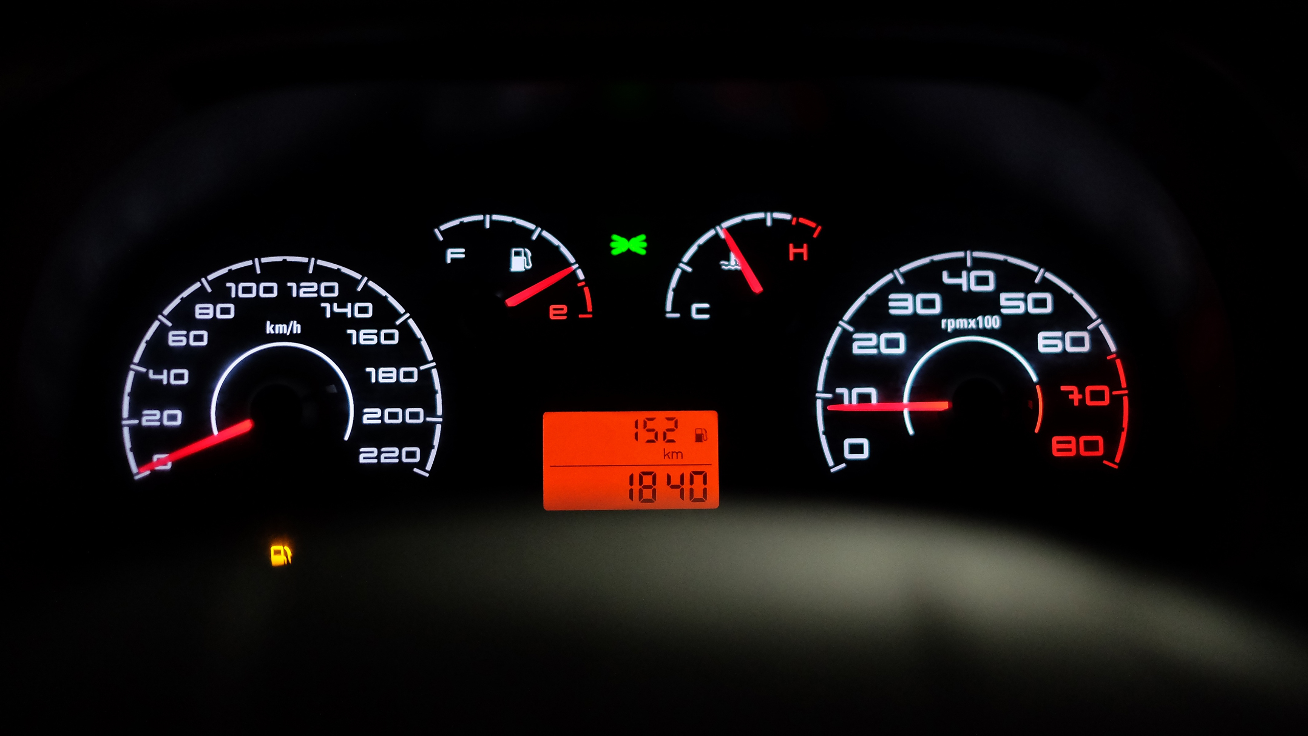 Luz no painel do carro acendeu: saiba quando se preocupar